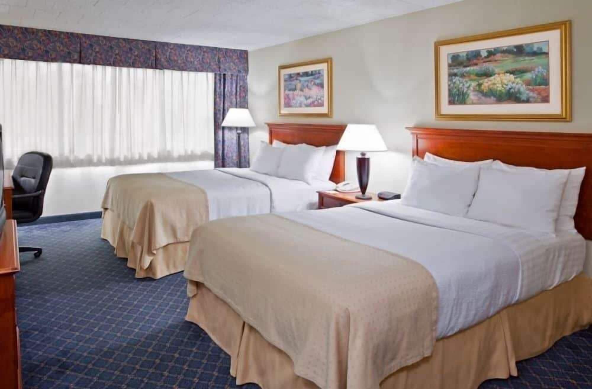 Hotel Ramada By Wyndham Uniontown Exterior foto