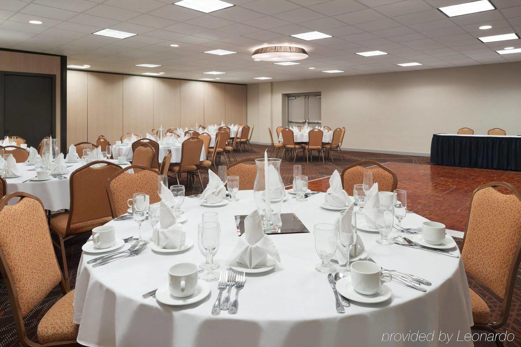 Hotel Ramada By Wyndham Uniontown Exterior foto